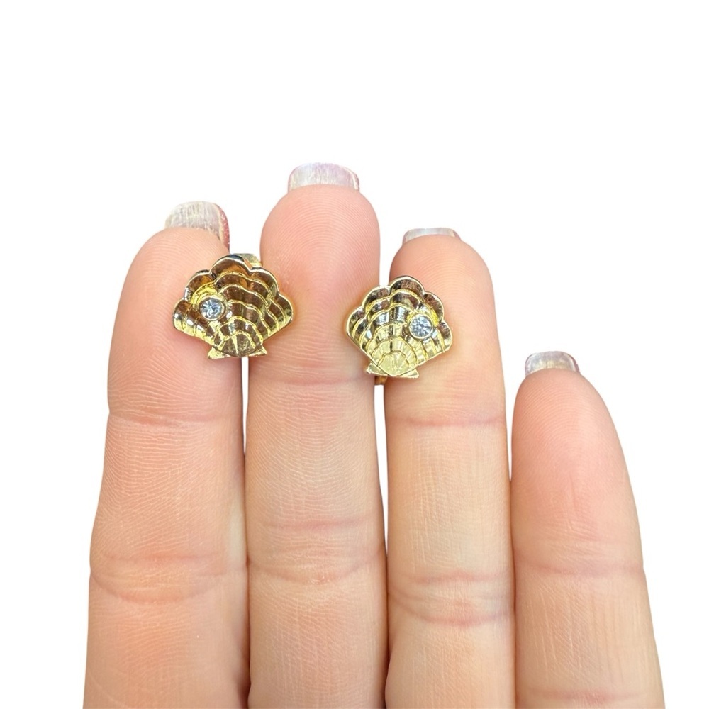 Avon “Island scallop shell” Goldtone clip Earrings with Crystals NIB 1990
